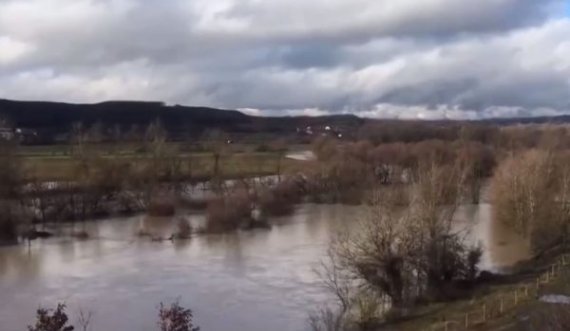 Shembet rruga, fshati Gjocaj i Junikut bllokohet pas reshjeve të shiut