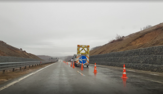 Rrëshqitje dheu në Autostradën “Ibrahim Rugova” pas reshjeve të mëdha të shiut