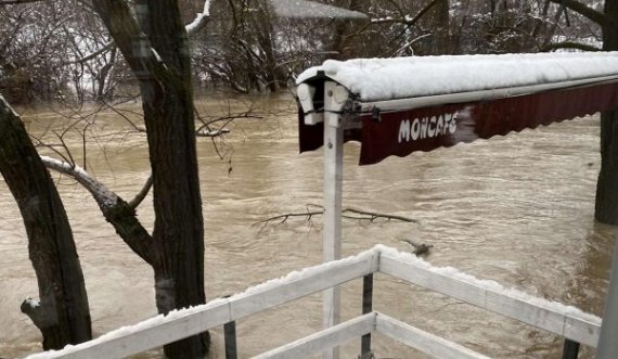 Pamje të tmerrshme: Uji po e merr komplet restorantin në Klinë