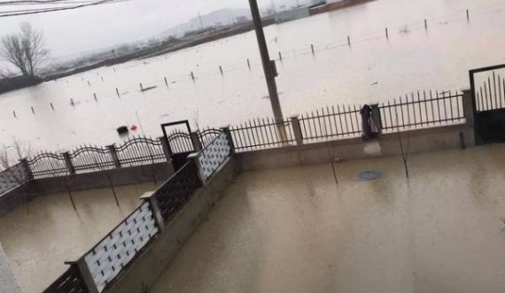 Përmbytje e shtëpive dhe e arave, përkeqësohet gjendja në Drenas