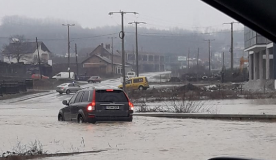 Për pak sa nuk mbulohen veturat nga përmbytjet e ujit në Malishevë