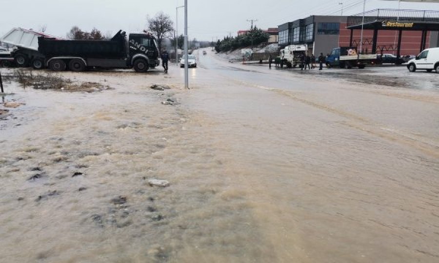 Reshjet të mëdha të shiut, vërshime në disa rrugë të Malishevës