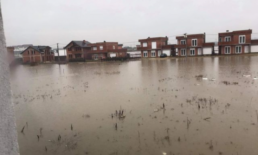 Nga reshjet e dendura të shiut që nga dje disa fshatra në Kosovë janë përmbytur