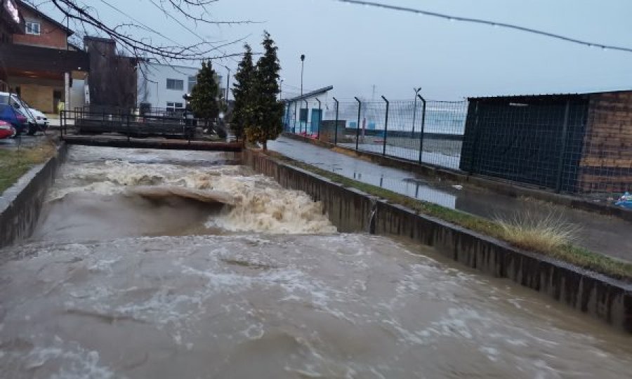 Gjendje e rënduar nga vërshimet në Malishevë, disa rrugë janë të pakalueshme