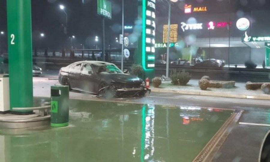 Vetura humb kontrollin, përfundon në një pompë derivatesh në Prishtinë