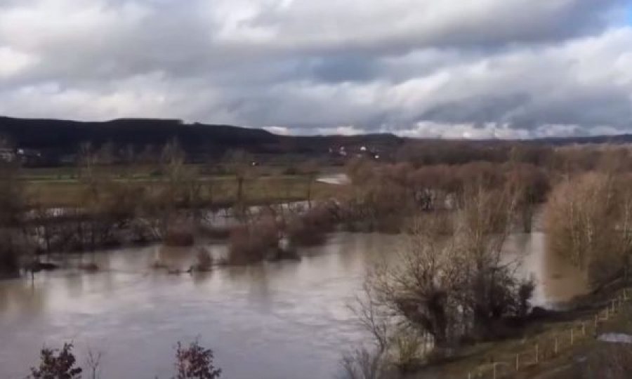 Shembet rruga, fshati Gjocaj i Junikut bllokohet pas reshjeve të shiut