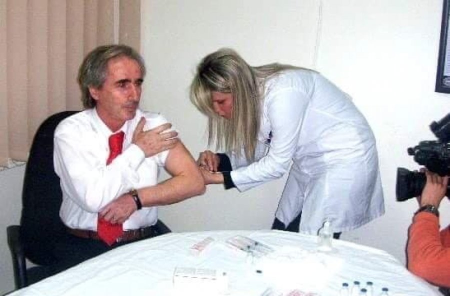 Ish-ministri i Shëndetësisë thotë se është i gatshëm që ta marrë i pari dhe para kamerave vaksinën anti-Covid
