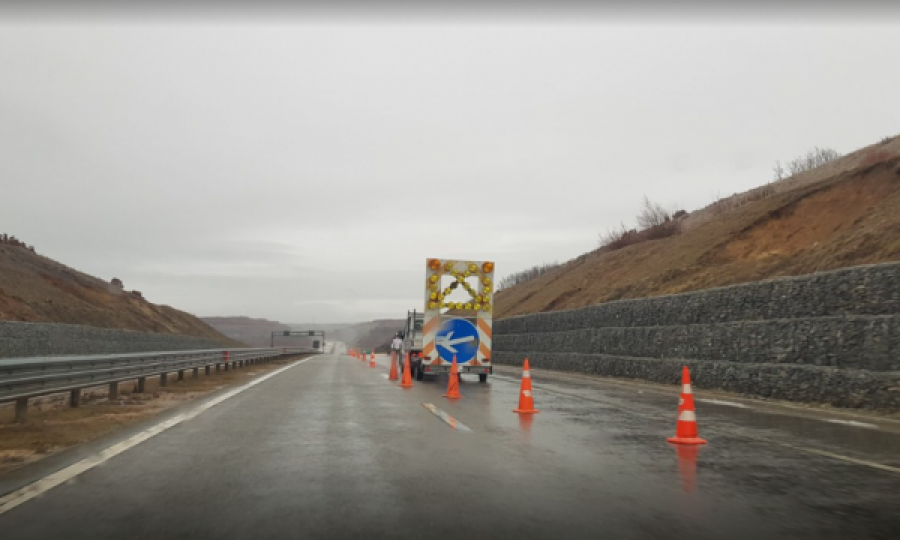 Rrëshqitje dheu në Autostradën “Ibrahim Rugova” pas reshjeve të mëdha të shiut