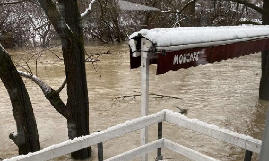 Pamje të tmerrshme: Uji po e merr komplet restorantin në Klinë