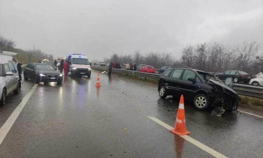 Aksident në autostradë, vdes një person