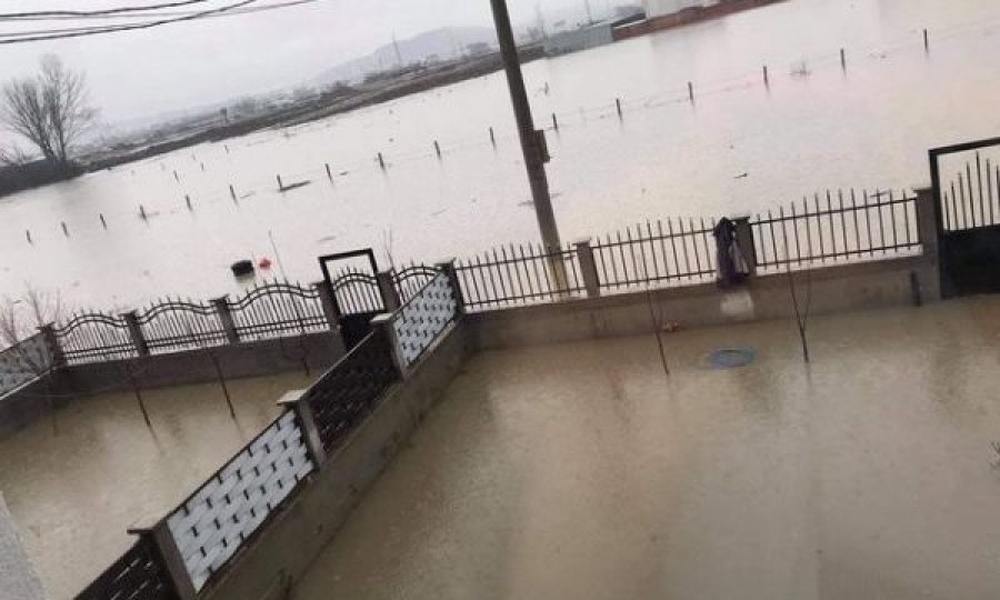 Përmbytje e shtëpive dhe e arave, përkeqësohet gjendja në Drenas