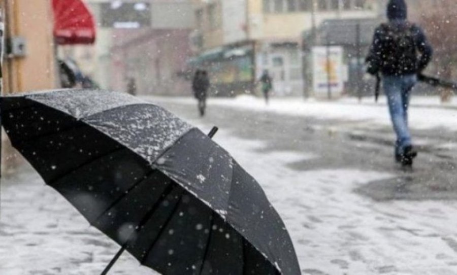 Në Gjakovë bllokohen rrugët për shkak të reshjeve të shiut e borës