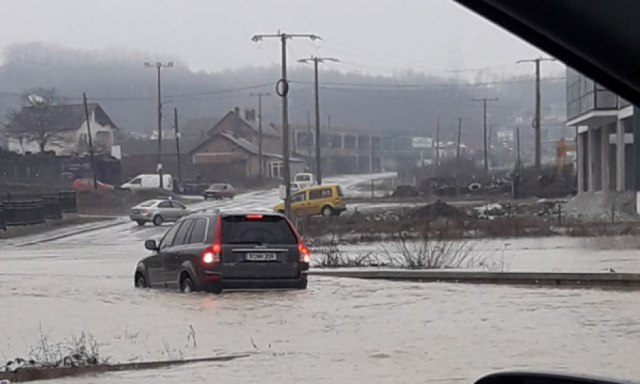 Për pak sa nuk mbulohen veturat nga përmbytjet e ujit në Malishevë