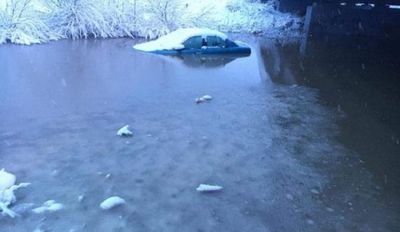 Një makinë mbetet e zhytur në ujë nën urën e Vragolisë