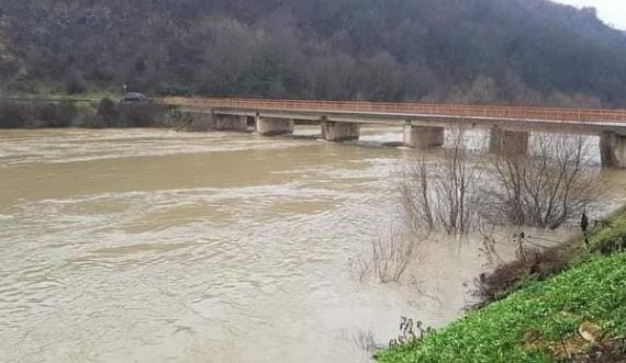 Prizreni s’shpëton nga vërshimet, lumi “Drini i Bardhë” del nga shtrati
