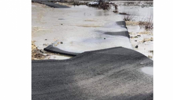 Vërshimet e bëjnë copë-copë edhe asfaltin në Fushë Kosovë