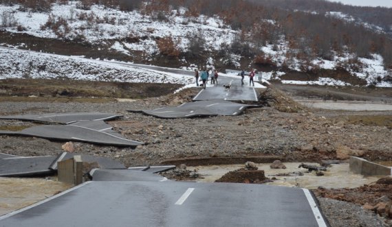 Pamje shokuese nga Malisheva, vërshimet e bëjnë copë asfaltin