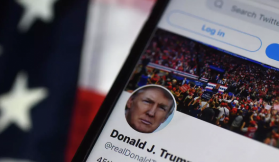 Donald Trump poston nga llogaria e qeverisë, Twitter-i ia fshin postimet