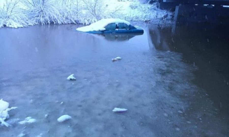 Një makinë mbetet e zhytur në ujë nën urën e Vragolisë