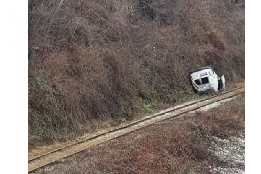 Në Han të Elezit bie vetura poshtë rrugës në një hekurudhë 