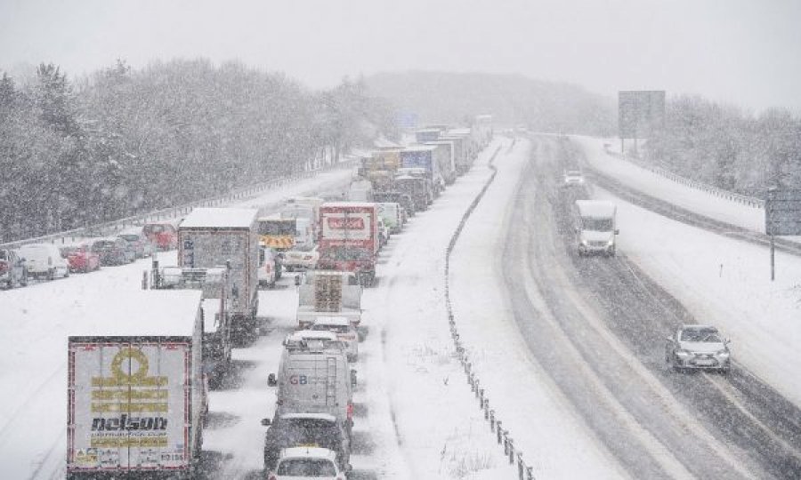 Bora mbulon Britaninë, kaos nëpër rrugë