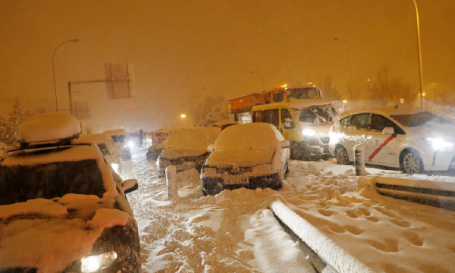 Spanjë: Dy të vdekur nga stuhia e borës, ushtria u del në ndihmë vozitësve të bllokuar