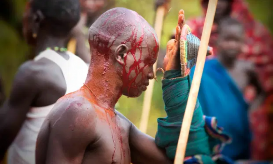 Brenda fisit ku për të fituar nusen luftohet brutalisht në ‘duelin e shkopinjve’