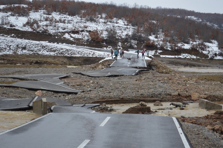 Pamje shokuese nga Malisheva, vërshimet e bëjnë copë asfaltin