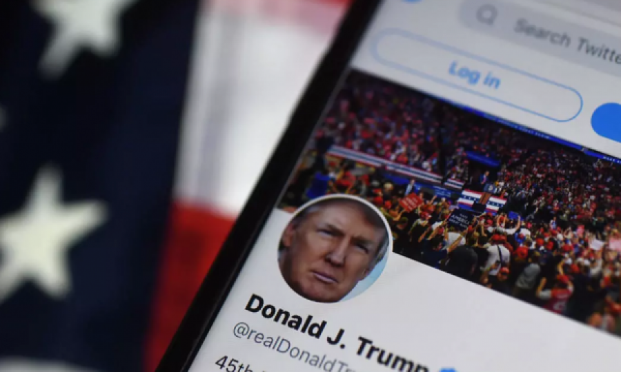 Donald Trump poston nga llogaria e qeverisë, Twitter-i ia fshin postimet