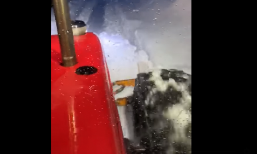 Zv.ministri në detyrë Gani Dreshaj me traktor i pastron vetë rrugët e zëna nga bora