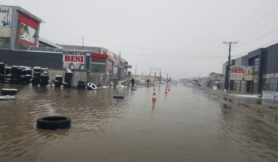 Vërshohet rruga magjistrale në Ferizaj