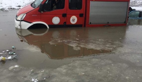 Vërshimet në Prishtinë, zjarrfikësit iu ndalin në ndihmë qytetarëve