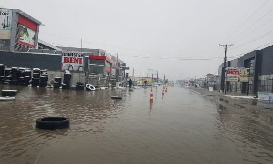 Vërshohet rruga magjistrale në Ferizaj