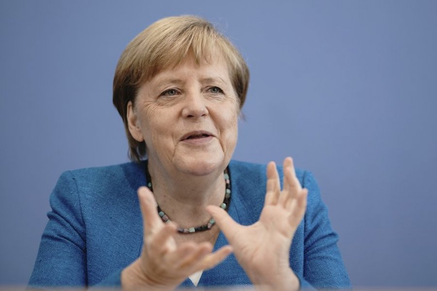 Angela Merkel: Më e keqja nga COVID-19 pritet ende të vijë