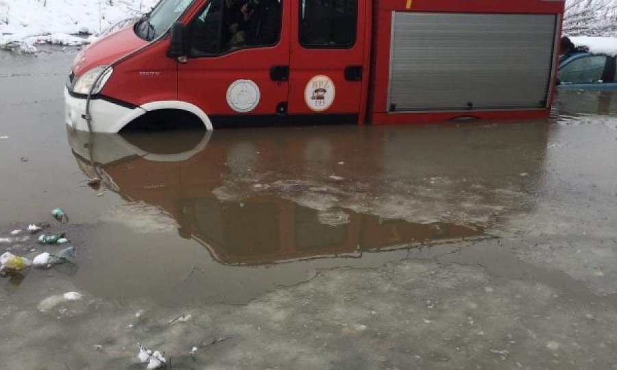 Vërshimet në Prishtinë, zjarrfikësit iu ndalin në ndihmë qytetarëve