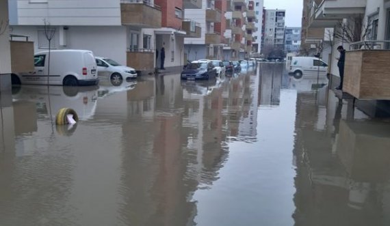 Uji depërton në banesa, bllokohet komplet rruga në Fushë Kosovë
