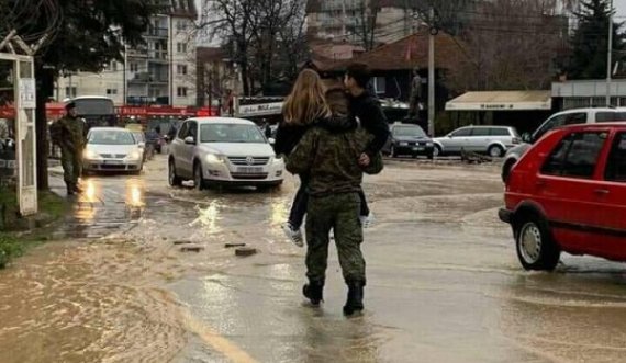 Ushtari i FSK-së i bartë në krahë dy fëmijë për shkak të përmbytjeve, fotoja bëhet virale