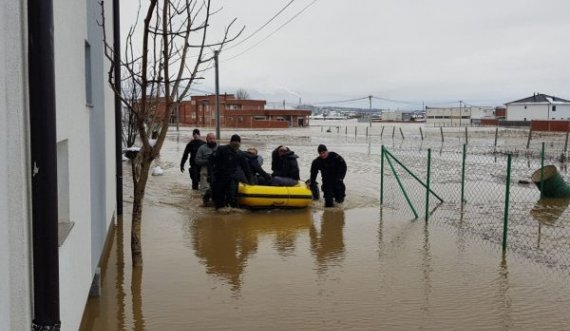 Pamje se si ekipet e FSK-së po u ndihmojnë qytetarëve të largohen me varkë nga shtëpitë e tyre