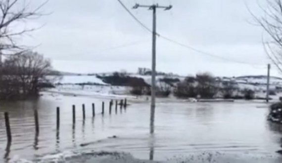 Shtëpi banimi e lokale afariste nën ujë, shembet edhe ura në rrugën “Martirët e Dritanit” në Drenas