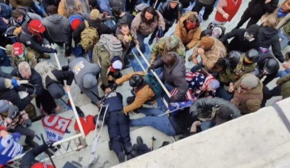 Publikohen pamje të reja nga dhuna në Kongres, momenti kur turma sulmon policin