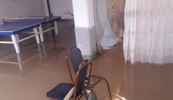 Vërshimet në Kamenicë, një fshat mbetet pa qasje, kryetari i lut qytetarët për qetësi