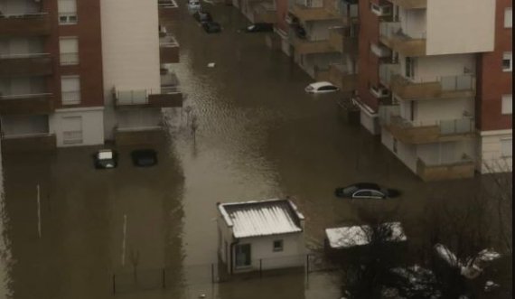 Komplet një lagje vërshohet nga uji në Fushë-Kosova