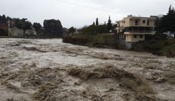 Shtëpitë e vërshuara nga uji e rrugët e bllokuara, kreu i Drenasit thirrje qytetarëve të mos dalin nga shtëpitë