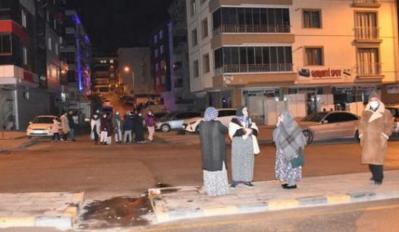 Në Turqi tërmeti i fortë nxjerr njerëzit në rrugë