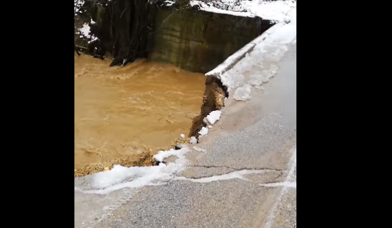 Si pasojë e përmbytjeve të mëdha shembet ura në Llaushë të Skenderajt