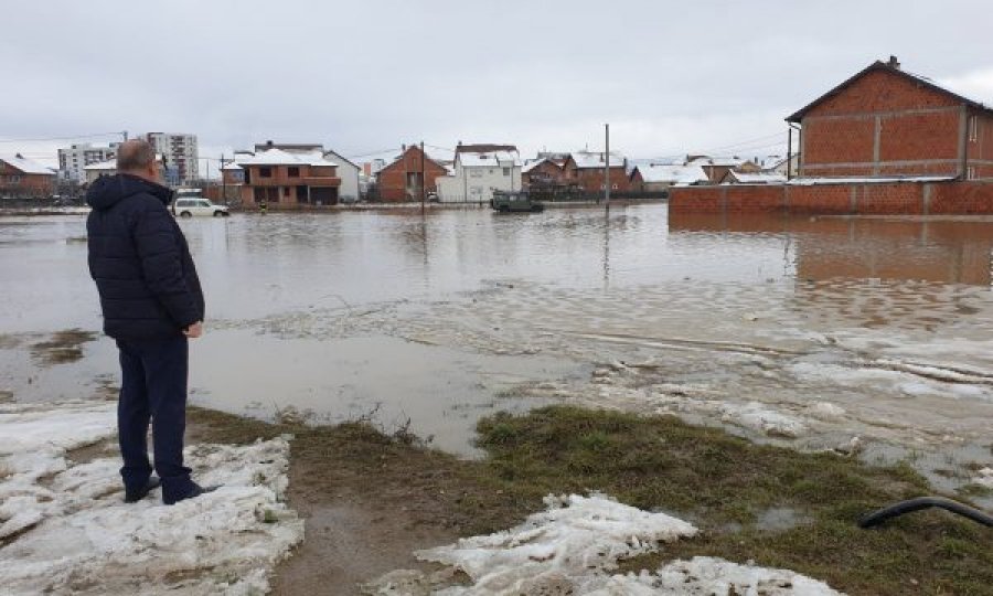 Ramiz Lladrovci në terren, gjashtë familje nga Drenasi vendosen në hotele pas vërshimeve