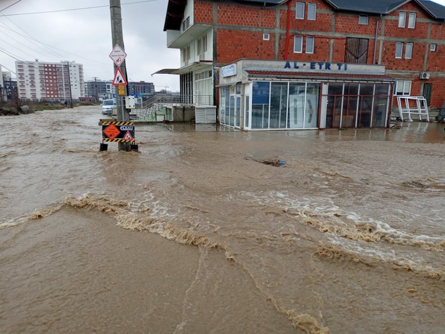 Qytetarit i dëmtohet komplet punëtoria, e thyen krahun duke tentuar të hyjë në objekt