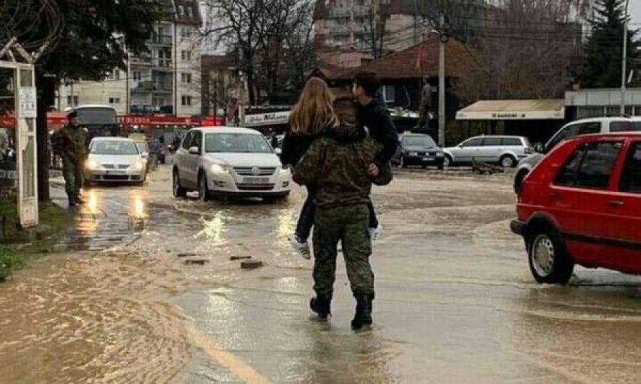 Ushtari i FSK-së i bartë në krahë dy fëmijë për shkak të përmbytjeve, fotoja bëhet virale
