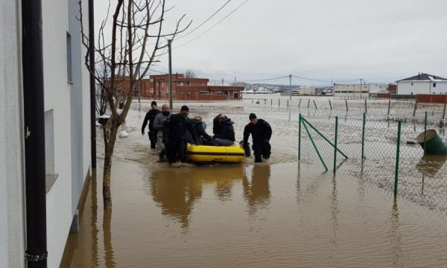Pamje se si ekipet e FSK-së po u ndihmojnë qytetarëve të largohen me varkë nga shtëpitë e tyre