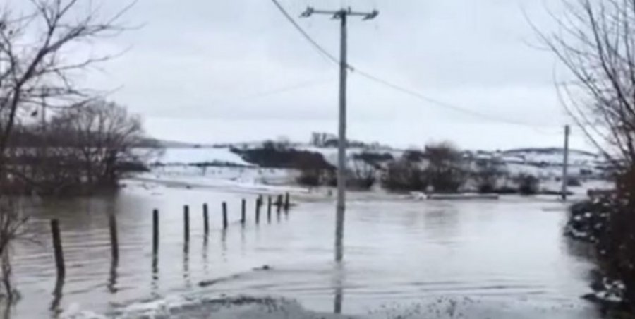 Shtëpi banimi e lokale afariste nën ujë, shembet edhe ura në rrugën “Martirët e Dritanit” në Drenas